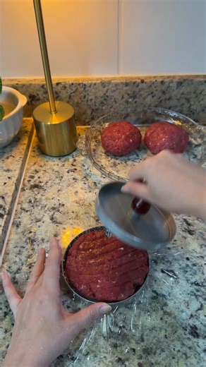 Bianca Fenzi on Instagram: "Hambúrguer de carne e frango 🍔✨ Esse processador é o melhor investimento a se fazer!! É um opcional obrigatórissimo pra todo mundo ter em casa!! Esse da kitchenaid é super compacto mas muito potente e me atende demais!! Recomendo muito, fazer esse investimento, amgs!! Se quiser o link com desconto me pede que te envio 💫🌷⭐️🏆🌈🩷✨ #rotina #hamburguercongelado #organizaçãoalimentar"