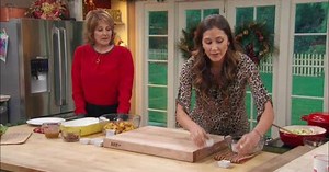 Alex Thomopoulos Cooks Cornbread Stuffing with Pan