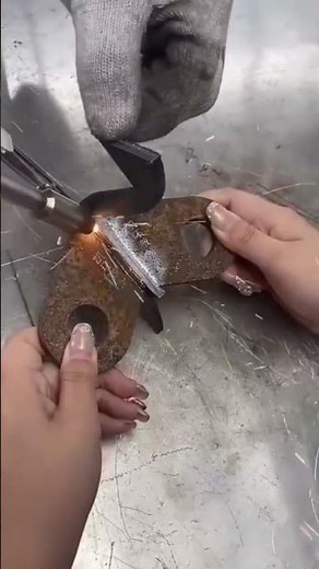 Preparing a large amount of tile adhesive on a trowel spreader before application