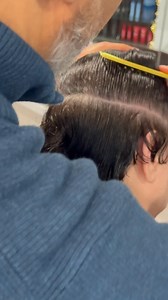 ✂️ How to Implement Sectioning – Demo by Cayom In this demonstration, Cayom shows the importance of precise sectioning — the foundation of any great haircut. Correct body position, elevation, and hair direction are crucial when executing a precision cut, and mastering these basics builds true technical control. There’s always much more behind a flawless haircut than meets the eye. 💡 For stylists: True mastery requires consistent, focused training every single day. Never stop learning, never sto