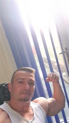 bicep flexing #shortvideo