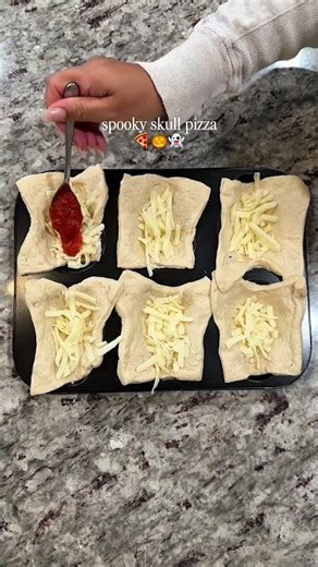 How to make spooky skull pizzas in minutes 🍕👻 #halloweenideas #kitchenhacks