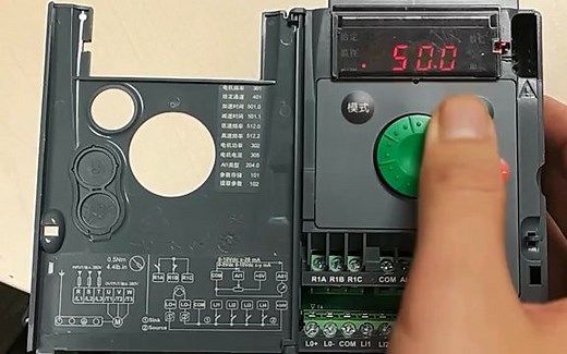 ATV310如何实现端子启动自带旋钮调速？