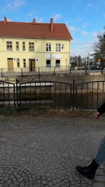 Zabiegowiec, specjalista, terapeuta, kumpela do wygadania się 🫢 Na wizycie w moim salonie dbamy nie tylko o Wasze piękno i wygląd zewnętrzny! Pomagamy w wielu innych sprawach! 😏 Zaufaj mi, że każde spotkanie to nie tylko zabieg, ale również chwila dla Ciebie – na relaks, rozmowę i odkrywanie swojej wewnętrznej siły. 🌺 Pamiętaj, że Twoje piękno zaczyna się od środka! Przyjdź i poczuj się wyjątkowo w moim gabinecie! #maszjakiśproblem #medycynaestetyczna #smiesznefilmiki #zabieginatwarz #zabiegi