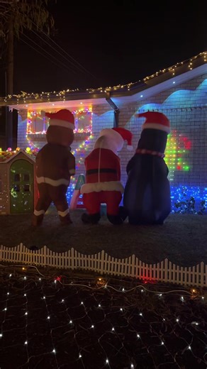 You try wiggle in an inflatable suit #christmasdance #viral #inflatablesuits #dancers #december