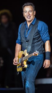 Bruce Springsteen (emri i plotë Bruce Frederick Joseph) lindi në Long Branch, New Jersey, më 23 shtator 1949. E festojmë me një duet të shkëlqyer: Sting dhe Bruce në notat e “Every Breath You Take”. Gëzuar ditëlindjen Bruce! • • • #clubfm #radiokombëtare #kaperadion #radio #brucespringsteen #music | CLUB FM RADIO 100.4 MHz