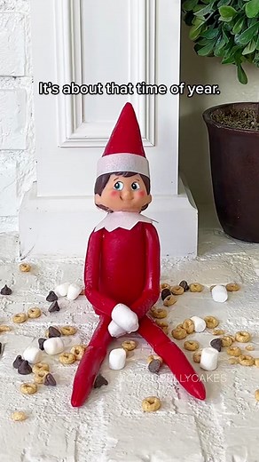 Elf on the Shelf Cake Cutting Video