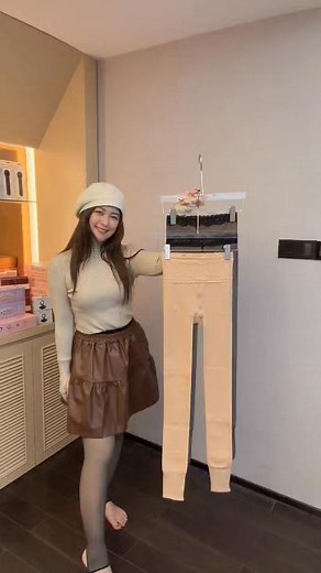 🪭杭州代购🪭 ✨蕾丝裤头高腰提臀水光袜 两种款式/两种厚度/两个颜色选择✨ ✨薄款无绒 NO WOOL💰 PRICE：RM29 ✨200克绒💰 PRICE：RM49 ✨适合S-XL ✨薄款无绒：适合本地天气 ✨200克绒：适合春秋天气 CODE: ✨踩脚款 STEP FEET TYPE ✨薄款无绒 NO WOOL 黑透肤色 BLACKSKIN：HB2104CA ？ 肤色 SKIN：HB2104SA ？ ✨200克绒 黑透肤色 BLACKSKIN：HB2104CB ？ 肤色 SKIN：HB2104SB ？ ✨包脚款 WHOLE FEET COVER TYPE ✨薄款无绒 NO WOOL 黑透肤色 BLACKSKIN：HB2105CA ？ 肤色 SKIN：HB2105SA ？ ✨200克绒 黑透肤色 BLACKSKIN：HB2105CB ？ 肤色 SKIN：HB2105SB ？ ✨系统抓单🛎打code 数量下单, 直接收到link 🛎 ⚠ 注意： 🍀 结束代购后开始算8个星期到达马来西亚，不接急单。 🍀 海外款到马来西亚仓库整理好后，将陆续开始发货，货物到齐才发货的，早到早