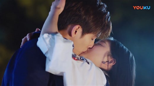 灰姑娘抱住霸总吻了上去！ 她主动向他求婚！🥰 I kissed my GF back when she eagerly kissed me after proposing to me! #IHearYou #最动听的事 #ZhaoLusi #RosyZhao #WangYilun #赵露思 #王以纶 #YOUKU #优酷 | 优酷Youku