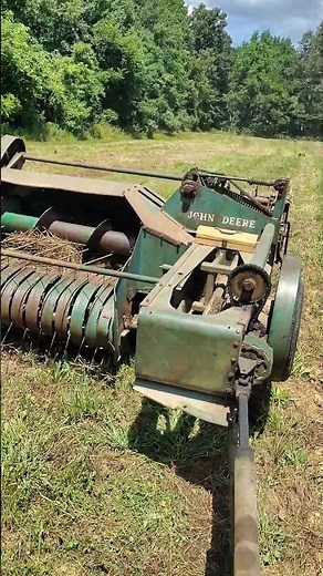 Bailing hay with an old John Deere 14t