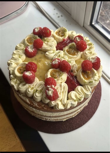 Come decorate a cake with me for my bestie’s half bday!!! This is a lime & vanilla sponge with a passionfruit lime curd, raspberry & lime puree, white chocolate raspberries and a salted white chocolate and passionfruit buttercream! It was honestly so good and so beautiful as well! I had so much fun making this and can’t wait to share the next cake with you! The full recipe for this is on my Substack, link in bio! https://open.substack.com/pub/lailaspantry/p/lime-passionfruit-raspberry-and-white?