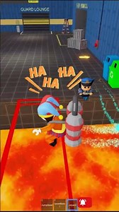 POMNI ESCAPES POLICE JR 2 PLAYER ESCAPE PRISON RUN 😱💀 (Roblox Obby)