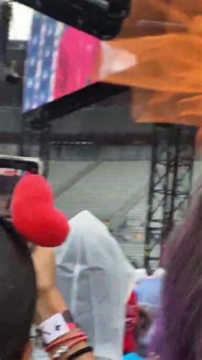 Para hacer un poquito de consciencia, porque la verdad fue una grosería que mi mamá estuviera con esta vista todo el concierto y ni moviéndose de lugar pudo ver como ella esperaba #concert #bts
