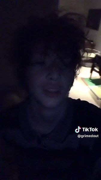 Estilo Emo para Chicos de Cabello Rizado