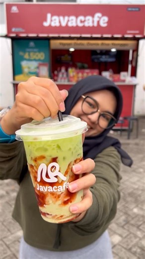 Foodstoriesid on Instagram: "Tahun baru menu baru nihh! Flavor hunt alias menu seassonal @kedaijavacafe bulan ini ada strawberry matcha latte & berry americano, menu ini cuma ada 1 bulan aja guyss jadi buruan deh cobain! . 🏠 java cafe 📍 jl. Kihajar dewantoro, cipondoh . . . #coffee #matcha #strawberry #kulinertangerang #reels"
