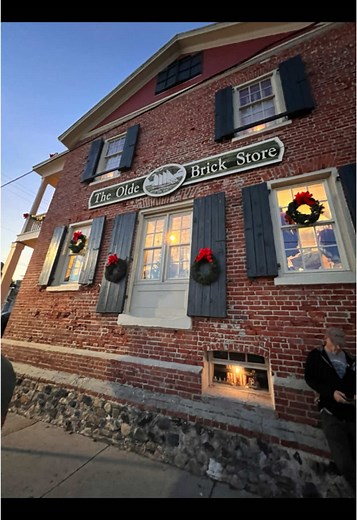Swansboro by candlelight! We arrived before the crowds and enjoyed some hot chocolate! Dinner was amazing at the Saltwater Grill! ❤️#swansboronc #northcarolina #bythewater #candlelight #chillynight #crowds #sunset #eveningstroll #local