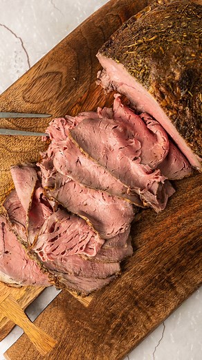 4.6K reactions · 1.7K shares | Skip the deli counter and make your own Deli Style Roast Beef at home. Perfect for meal prep, easy lunches or dinners, or snacking anytime of day or night! Recipe link is in my bio or: https://www.fromvalerieskitchen.com/deli-style-roast-beef/ #delimeat #roastbeef #sandwiches #backtoschool #mealprep #easylunchideas #lunchboxideas | Valerie's Kitchen | Facebook