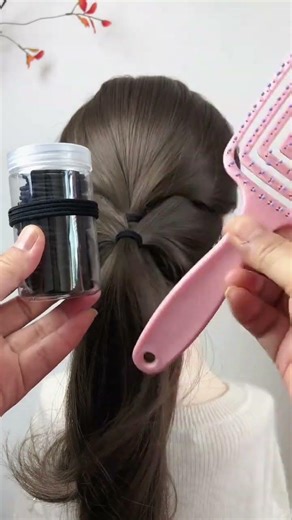 Spring Perfect Low Ponytail Tying Technique: Easy & Stylish