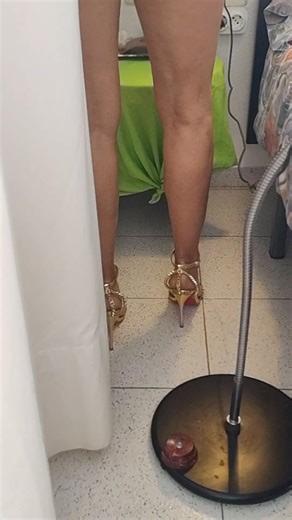 talonsdelonze Carmen G. on Instagram: "Ya casi estoy lista... Wait a minute #goldenshoes #gold #premiumshoes #luxuryshoes #realpeople"