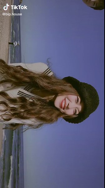 Beach Group Style: Casual Trendy Fashion for Young Adults