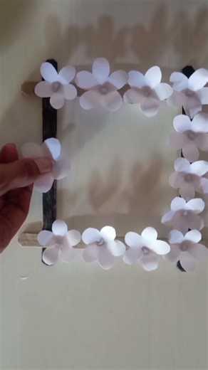 How to Make a Simple Photo Frame with Paper Flowers #creativeideas #diy #craft #handmade