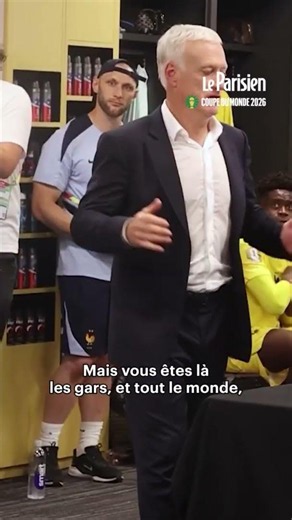 Didier Deschamps félicite ses joueurs après la victoire face au Maroc