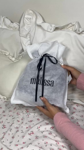 A Melissa Cute Bag da collab Hello Kitty and Friends chegou para completar seus looks com fofura e estilo. 🎀 | Melissa