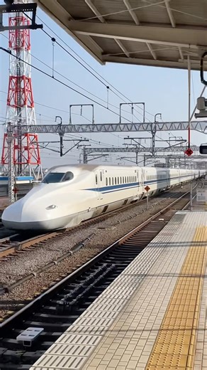 N700A 東海道新幹線 のぞみ 新大阪行き列車の通過の様子です。JR東海 岐阜羽島駅 SHINKANSEN