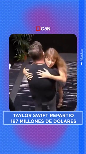 C5N on Instagram: "😱 TAYLOR SWIFT REPARTIÓ 197 MILLONES DE DÓLARES ENTRE SUS TRABAJADORES 💰 🎁 Debido al éxito de su gira internacional The Eras Tour, la artista regaló un bono millonario para que se reparta entre todo su equipo. 🤩 De acuerdo a la revista Forbes, el bono alcanzaría los 500.000 dólares por persona."