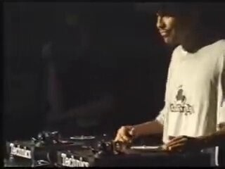 La preuve que les extraterrestres existent ⚠️ ce gars, DJ Craze de Miami, c'était mon héros des MKII fin 90, debut 2000. Un putain d'alien👽🎚🎚🎚🥁PS : l'extrait est de 98 au DMC.