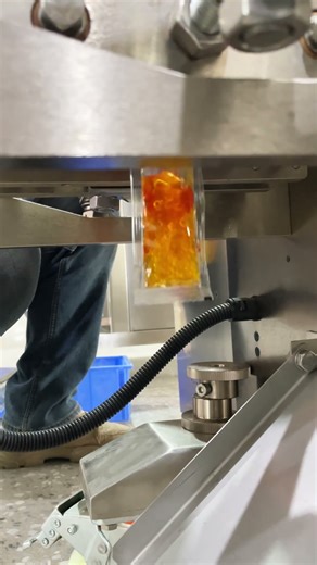 Liquid oil packaging machine#machine #oil #packaging #packagingmachine