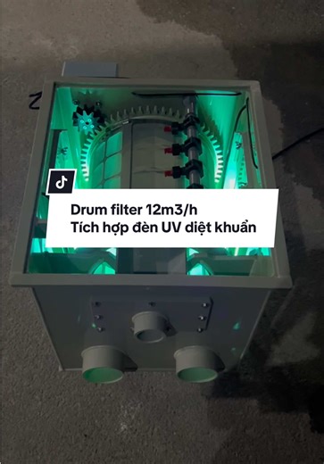 Drum filter 12m3/h tích hợp 2 đèn UV diệt khuẩn dùng cho hồ khoảng 4 khối. Sau khi lọc qua màng lưới lọc 200mesh nước sẽ được tiệt trùng bằng tia UV trước khi chảy qua ngăn vi sinh để bổ sung vi sinh có lợi. Tia UV cũng sẽ diệt rong rêu, tảo bám trên lưới lọc. Giúp lưới lọc ko bị đóng rêu và hạn chế đóng cặn khoáng chất trên lưới. Giúp lưới lọc tốt hơn và bền hơn #drumfilter #drumfiltermini #lochocakoi #nuoicachinh #nuoitomcongnghecao