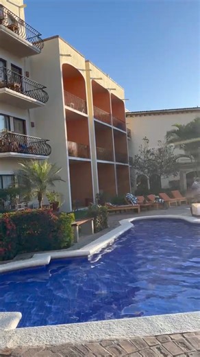 Disfruta de un refrescante día en nuestra piscina, el lugar ideal para relajarte y divertirte. 🌊☀️ | Flamingo Vallarta