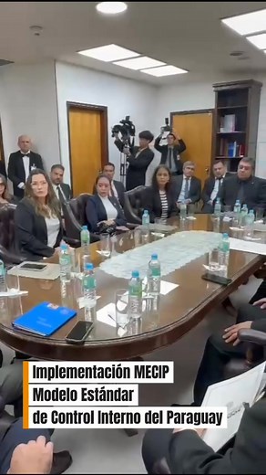 La Contraloría General de la República (CGR) está llevando a cabo una evaluación exhaustiva de la implementación del Modelo Estandar de Control Interno (MECIP) en la Cámara de Diputados, como parte de un esfuerzo más amplio para fortalecer el control interno y combatir la corrupción en las instituciones públicas. El plantel directivo de la Honorable Cámara de Diputados mantuvo una reunión con los evaluadores de la CGR. La Cámara de Diputados, como líder del ranking en 2024, sirve como un ejemplo