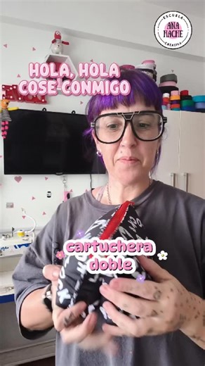 Ana Hache | Costura Creativa on Instagram: "🌟Estas lista para enamorarte de un tutorial? Porque se que vas a amar este nuevo Tutorial gratuito! Porque es fácil, rapido, con pocos materiales e ideal para vender mucho!!!! Te presento la cartuchera doble del amorrrrrr ❤️❤️ y lo mejor de todoooooooo es que no lleva cinta al bies 🥳🥳🥳🥳 🌟Los materiales que vas a necesitar son: ✨2 cortes de tela exterior de 27x32cm (con bondeado) ✨2 cortes de interior de 27x32cm ✨2 cortes de tela exterior de 5x4cm