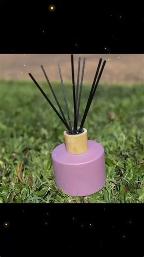 🌿✨ Reed Diffusers – The Perfect Gift! ✨🌿 Looking for a thoughtful present for someone who loves a beautifully scented home but isn’t into candles? Our reed diffusers are the perfect choice! 💖 Available in over 140 fragrances – there’s something for everyone. 🎄 Order now to have yours ready before Christmas! 📩 Send us a message to place your order today. #smallbusiness #Christmas #HandmadeWithLove #SupportSmallBusiness | Seaside Scentsations