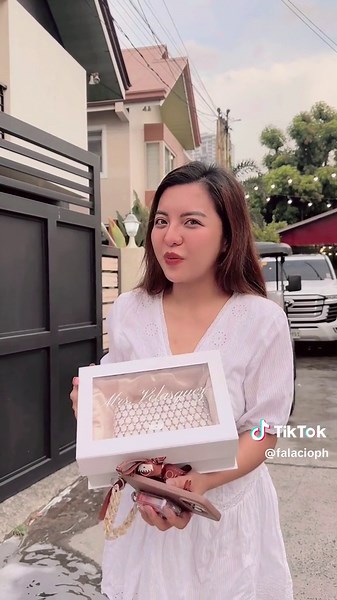 Glamorous Bride and Bridesmaids: Falacio Clutch Bags for Perfect CongViynation Wedding