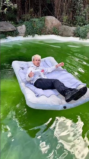 Broma a mi amigo en la piscina toxica durmiendo😂