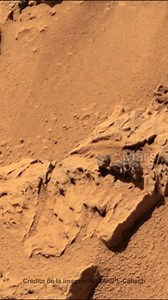 El rover Curiosity captó una roca de forma inusual que recuerda a una hormiga gigante; a su izquierda se observan las perforaciones realizadas por el propio rover durante sus análisis científicos. La apariencia de una “hormiga” es un efecto de pareidolia, no evidencia biológica. Esta forma rocosa fue generada por procesos geológicos naturales del planeta MarteEsta imagen fue tomada por el explorador marciano Curiosity de la NASA en el Sol 90. Créditos: NASA/JPL-Caltech/MSSS | MARS SPACE