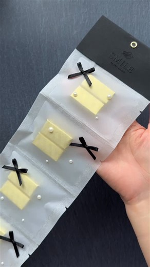 Mirai ロゴデザイナー on Instagram: "久々の！ エンボッサーを使ったラッピングアイデア🖤 ハロウィン仕様で🎃👻 エンボッサーでロゴを入れるだけで 一気にオリジナル感アップしますね🥺 ご来店頂いたお客様にプレゼントしたり お子様用にも喜ばれると思います🥰 ぜひ参考にしてください〜✨ 【使用アイテム紹介】ーーーーー ◉エンボッサー →プロフィール欄のリンクより ご購入可能です🩷 ◉トレーシングペーパー →CanDoさんで購入 ◉黒の画用紙 →CanDoさんで購入 ◉黒のリボン →"推しアイテム"というハイライトに入って頂き リボンのカテゴリー内に載せています🎀 ◉パールのシール →"推しアイテム"というハイライトに入って頂き シールのカテゴリー内に載せています✨ ◉ピンクのペーパーカッター →"推しアイテム"というハイライトに入って頂き ラッピング•文房具のカテゴリー内に載せています ◉ハトメパンチ(ゴールドの金具のやつ) →"推しアイテム"というハイライトに入って頂き ラッピング•文房具のカテゴリー内に載せています #エンボッサー #ロゴデザイン"