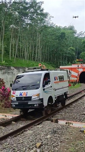 MOBIL INI BERJALAN DI ATAS REL KERETA API #keretaapi #kereta