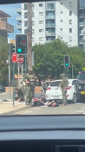 Forças Especiais do Brasil 🇧🇷 on Instagram: "🇦🇺 5 terrorist4s armados foram capturados pelas Forças Especiais da Austrália em direção à Praia Bondi. Várias armas apreendidas. Quer acompanhar a captura dos terrorist4s? Chama no Direct para entrar no nosso Telegram. #Terrorism"