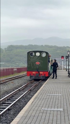 LYD STEAM TRAIN ARRIVAL! Engine glides into Porthmadog Harbour 🚂💨 #SteamTrain