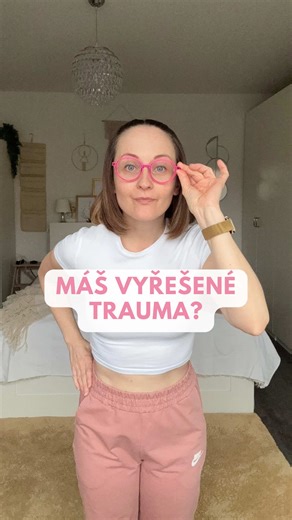 😕 Znáš to? Říkáš si: „Už jsem to vyřešila.“ A pak přijedeš domů… a najednou: – stažený žaludek – knedlík v krku – napětí v těle – vztek, pláč, zklamání 🧠 Myslíš si, že máš něco zpracované… dokud se nevrátíš k rodičům. 👉 A tady je ta pravda, kterou ego nerado slyší: Skutečné vyřešení traumatu, bolístky nebo nefunkčního programu nepoznáš hlavou, ale tělem. 🩸 Tělo nikdy nelže. Pokud reaguje, znamená to jediné – informace je stále uložená v nervovém systému. A přesně tady se propojuje: ✨ psychik