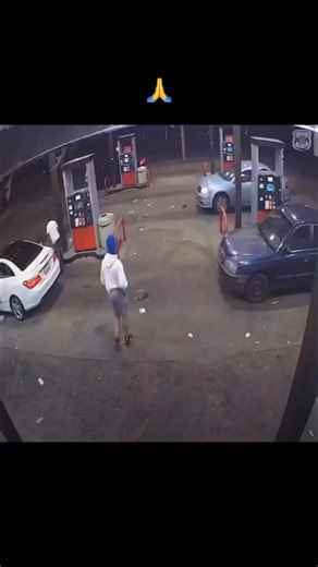 @unseengroupleaks on Instagram: "@unseengroupleaks 一些国家开始利用微型风力装置将道路旁的风流转化为电能。当车辆高速经过时，会在周围形成强烈的空气动力。这些风力会推动安装在路边的小型风扇，使其旋转并产生机械能。风扇内部的发电机将这种机械能转化为电力。 每一次车辆经过都会产生少量电量，而成千上万辆车每天经过同一条道路时，这些微小能量就能累积成可观的电力。产生的电能可以用于点亮路灯、道路指示牌以及监控设备，从而减少对传统电网的依赖。 这些风能可以被储存或立即使用，让城市基础设施更加节能与可持续。在交通繁忙的高速公路附近，这种系统每天都能获得源源不断的能量贡献。 将道路上的风转化为实用的可再生能源 创新 能源 环境 热门 知识 技术 可持续发展"