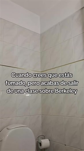 Clases de Filosofía | Divulgación on Instagram: "En Berkeley, la noción de materialidad no desaparece, pero queda profundamente redefinida. Contra el sentido común y contra la filosofía moderna dominante, Berkeley sostiene que aquello que llamamos “materia” no es una sustancia independiente que exista por fuera de la experiencia, sino un conjunto ordenado de percepciones. Su tesis central —esse est percipi, ser es ser percibido— no implica que el mundo sea una ilusión, sino que su modo de ser es