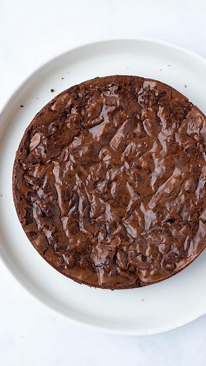 Jessica Holmes | I wanted to learn what really makes a Crinkle Top Brownie ❤️ You know the one, with a fudgy middle and a sparkling, shiny top. . So I took... | Instagram