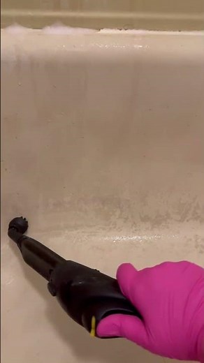 Deep cleaning bathtub of soap scum with steamer cleaner