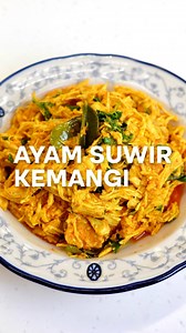 Giovanni Vergio on Instagram: "Enak, full protein, dijamin makan ini doang pake nasi ga bisa berenti! Sering gw temuin ayam suwir bumbu begini tuh pelit bumbu dan kurang rasa.. yang ini dijamin nampol gurih dan berbumbu! Kalau mau lebih pedes bisa di tambah cabe rawit di bumbu halus nya yaaa AYAM SUWIR KEMANGI KUNING REBUS AYAM 1 Dada Ayam / 300-400 gr 4 Bawang Putih 1 jempol Jahe 1 sdm Garam Air (untuk Merebus) BUMBU HALUS 10 Bawang Merah 7 Bawang Putih 8 Cabai Rawit Merah 7 Cabai Merah Keritin