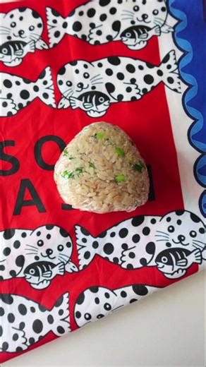 ごっくん餃子の炊き込みごはん🦭🥟🍚 材料 ・米 2合 ・ひき肉 100g ・長ねぎ 1/2本 ・ニラ 1/2束 ・水 2合の目盛り分 ‪✿肉だね ・おろしニンニク 小さじ1/3 ・塩 小さじ1/4 ・ごま油 大さじ1/2 ‪✿調味料 ・酒 大さじ1 ・醤油 大さじ1と1/2 ・鶏ガラスープの素 小さじ1/2 作り方 ①長ねぎはみじん切りにします🔪 ②ニラは小口切りにします👨‍🍳 ③ボウルに長ねぎ、ひき肉、塩、おろしニンニク、ごま油を入れて混ぜ合わせます🥣 ④炊飯釜に研いだ米、酒、醤油、鶏ガラスープの素、水を2合の目盛りまで入れて混ぜ合わせます🍚 ⑤混ぜ合わせたひき肉を全体に広げて普通炊飯します🦭 ⑥炊飯できたらニラを加えて、切るように混ぜたら完成です🦭🍚 餃子のような味わいの炊き込みごはんです🦭🥟 #炊き込みご飯 #炊き込みご飯レシピ #餃子レシピ #おにぎり #おにぎりレシピ